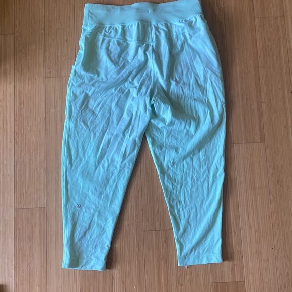 Light green lululemon crop pants, slightly loose fit, barely worn, size 6 - Picture 2 of 2
